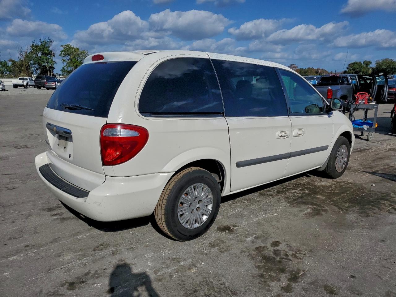 2007 CHRYSLER TOWN & COUNTRY LX photo 3