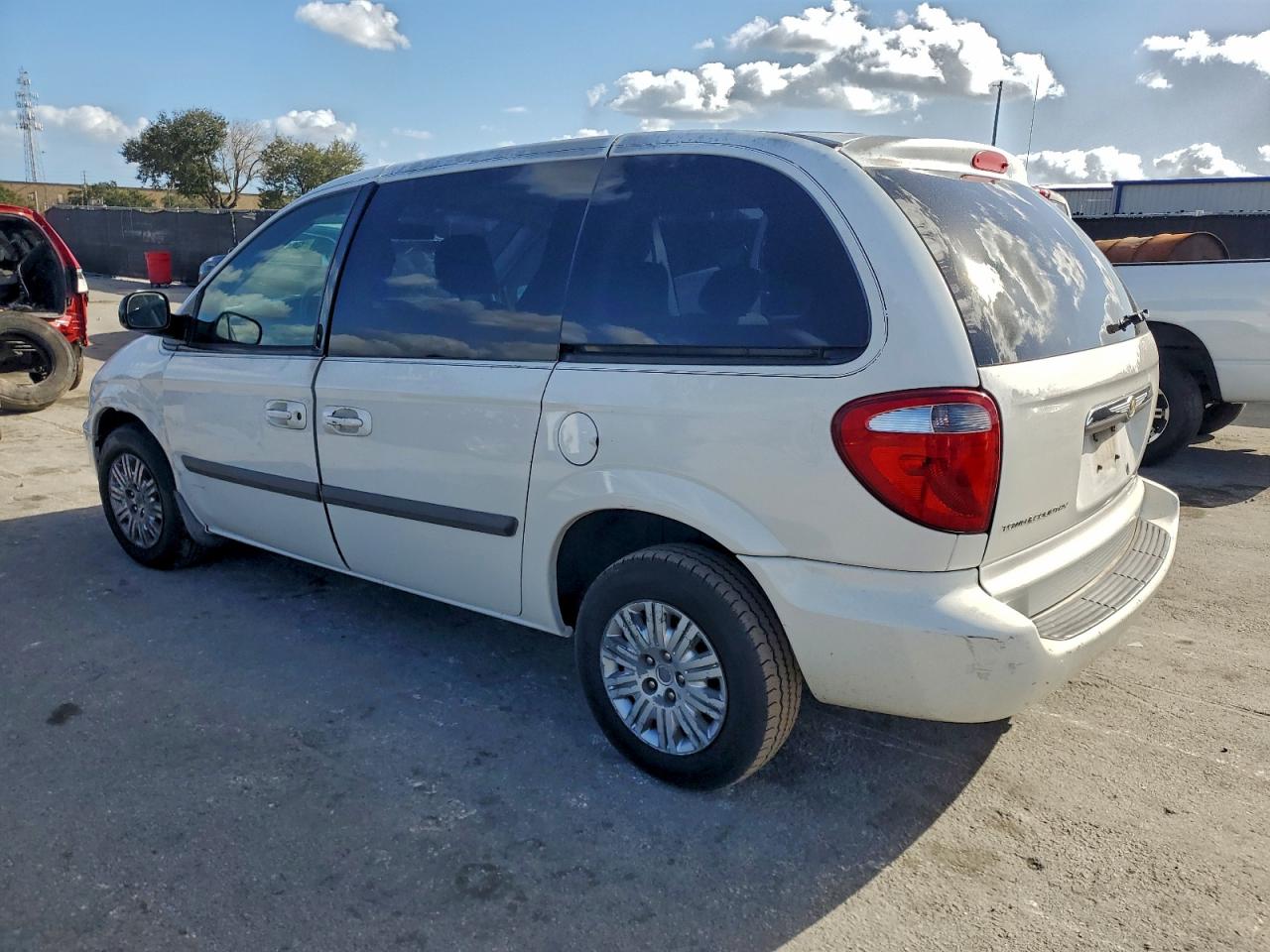 2007 CHRYSLER TOWN & COUNTRY LX photo 2