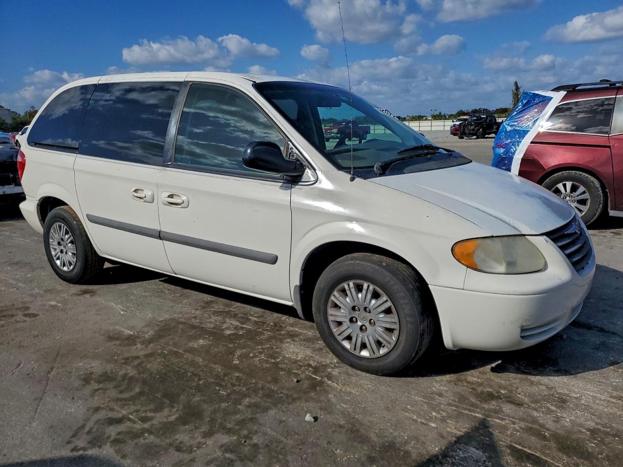 2007 CHRYSLER TOWN & COUNTRY LX photo 4