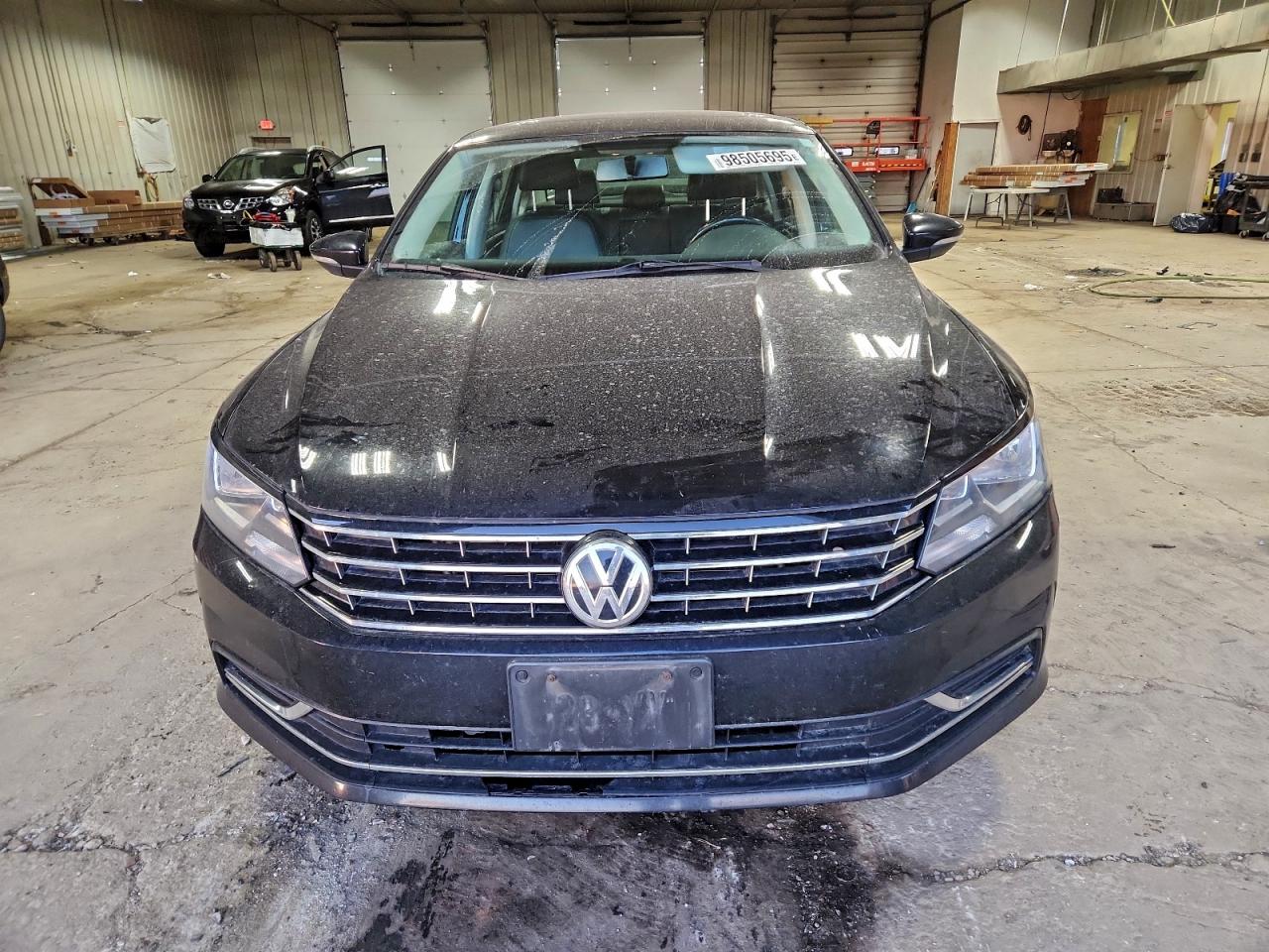 2017 VOLKSWAGEN PASSAT SE photo 5