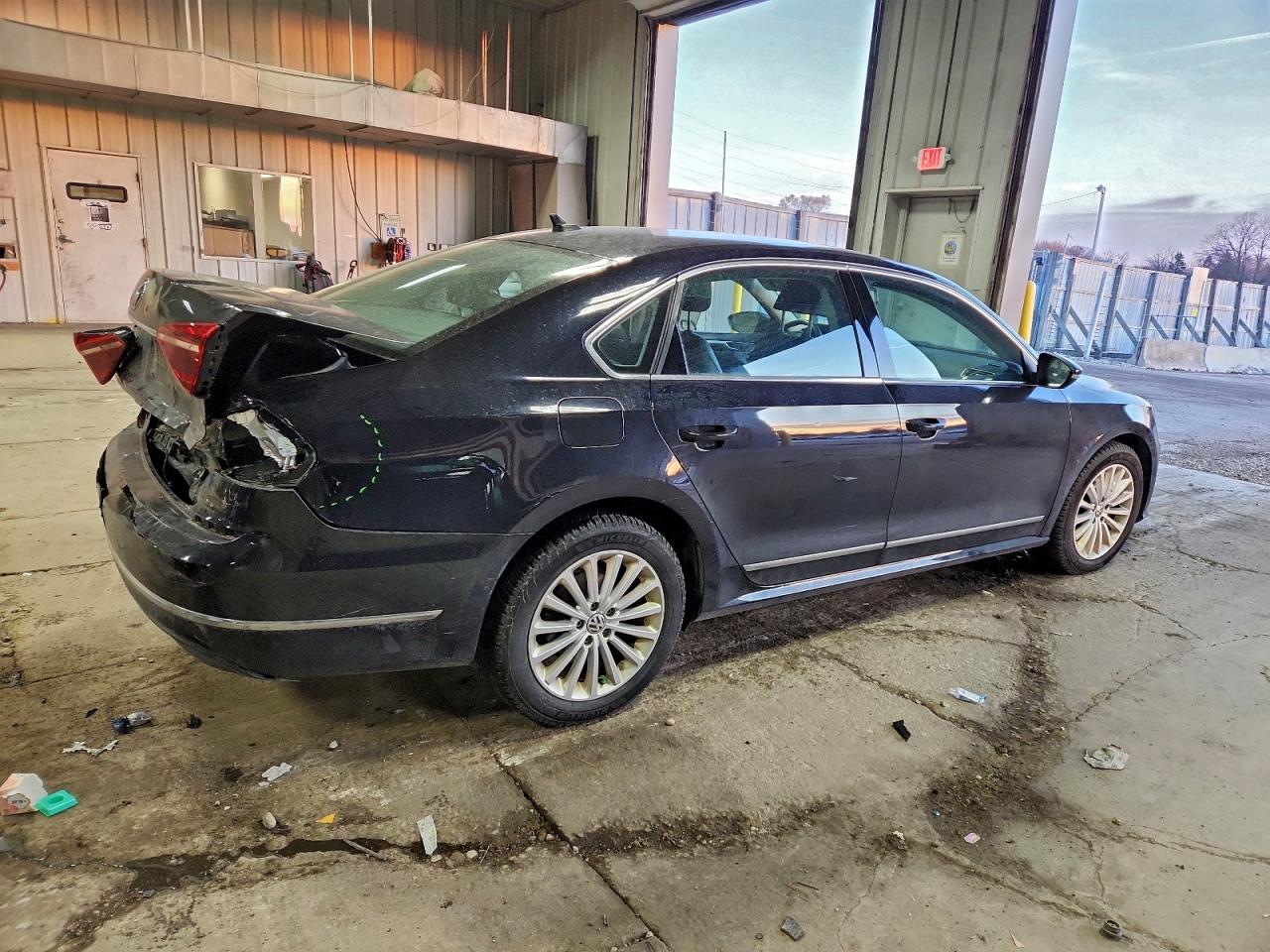 2017 VOLKSWAGEN PASSAT SE photo 3