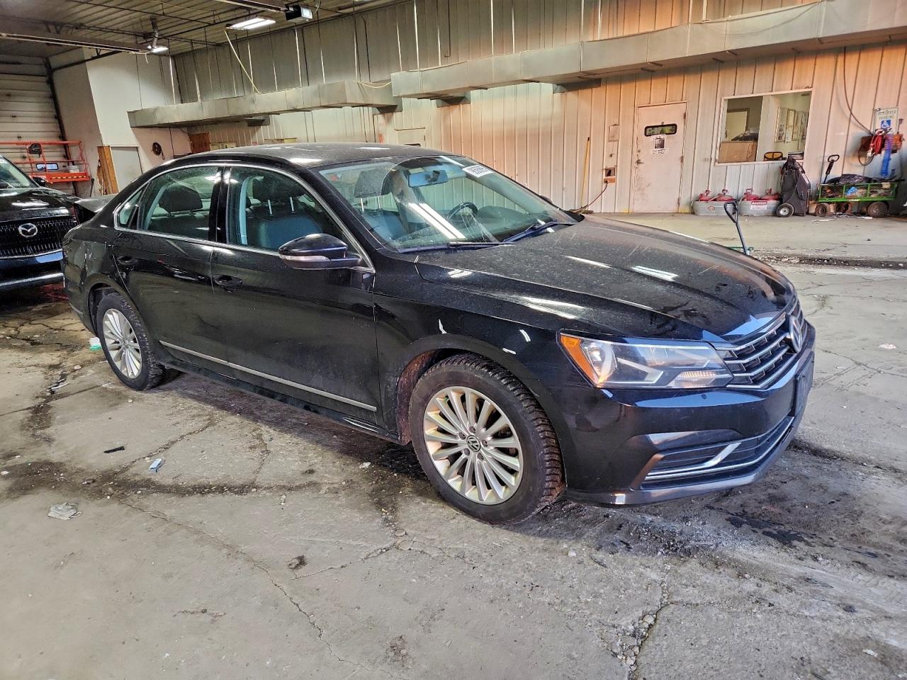 2017 VOLKSWAGEN PASSAT SE photo 4