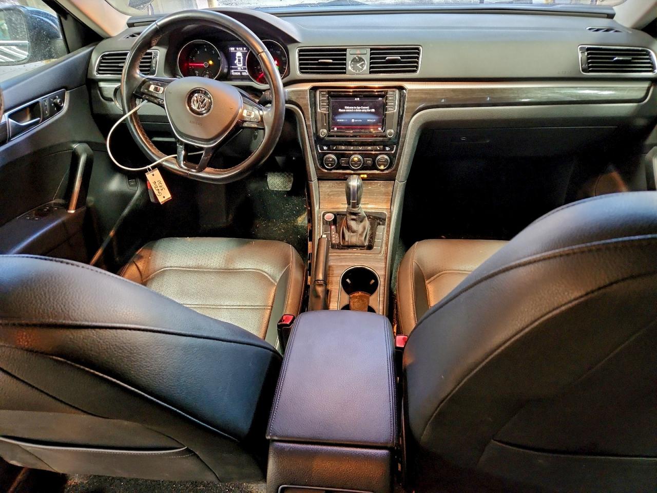 2017 VOLKSWAGEN PASSAT SE photo 8