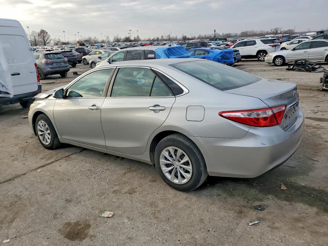 2015 TOYOTA CAMRY LE photo 2