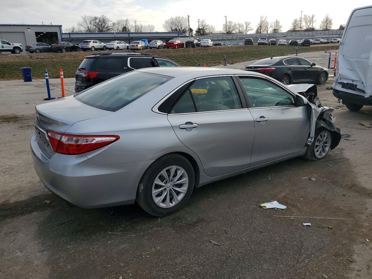 2015 TOYOTA CAMRY LE photo 3