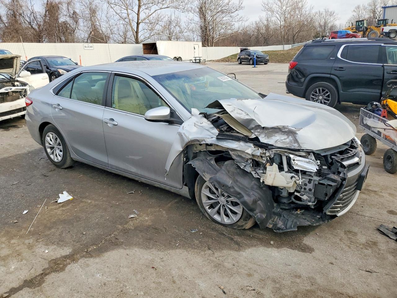 2015 TOYOTA CAMRY LE photo 4