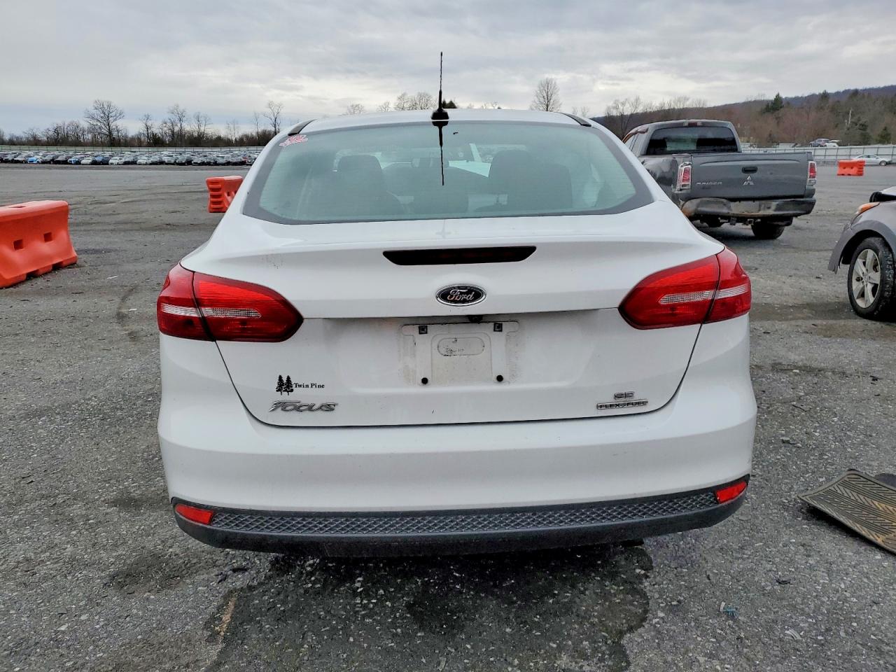 2015 FORD FOCUS SE photo 6