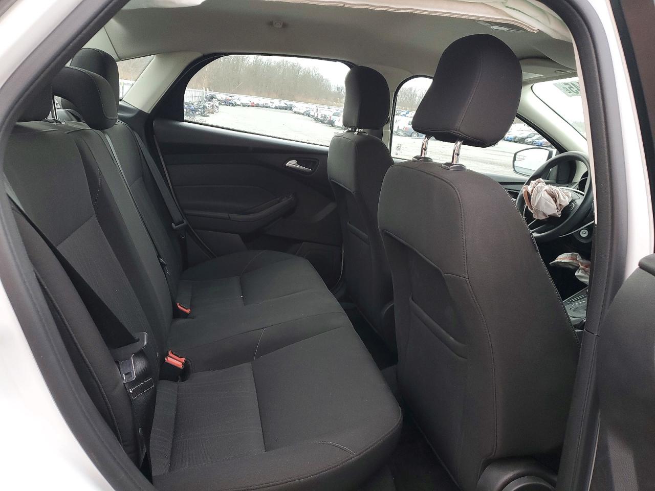 2015 FORD FOCUS SE photo 10