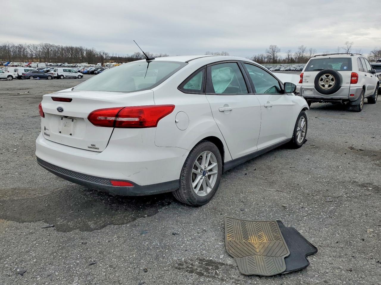 2015 FORD FOCUS SE photo 3