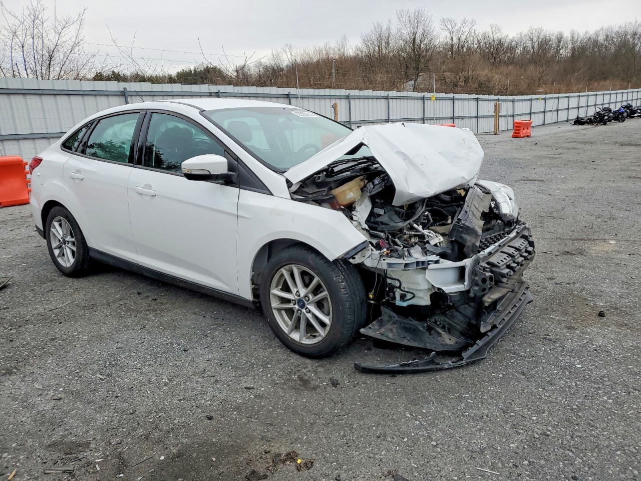 2015 FORD FOCUS SE photo 4