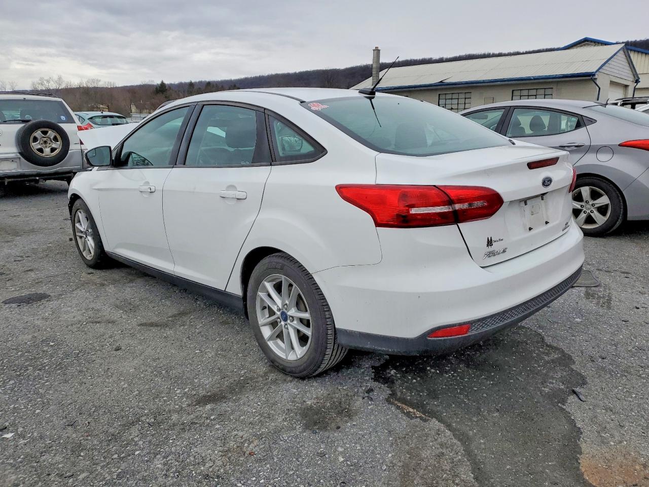 2015 FORD FOCUS SE photo 2