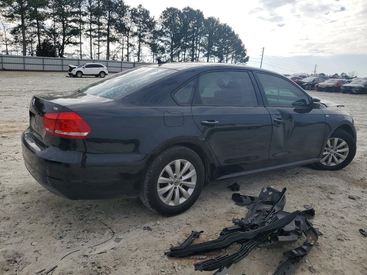 2015 VOLKSWAGEN PASSAT S photo 3