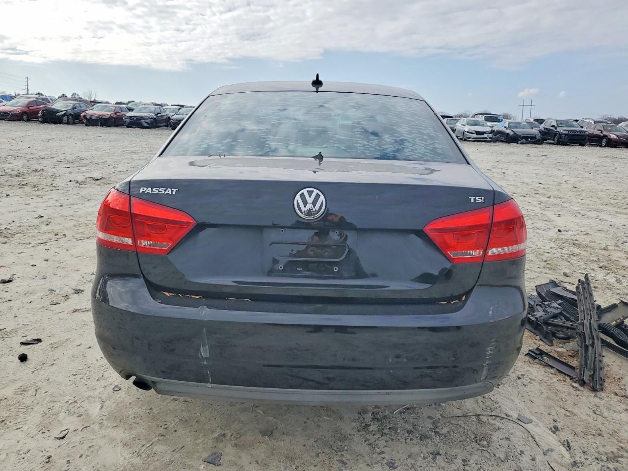2015 VOLKSWAGEN PASSAT S photo 6
