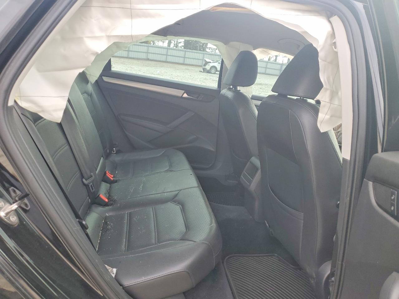 2015 VOLKSWAGEN PASSAT S photo 10