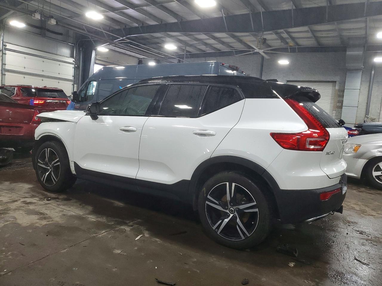 2019 VOLVO XC40 T5 MOMENTUM photo 2