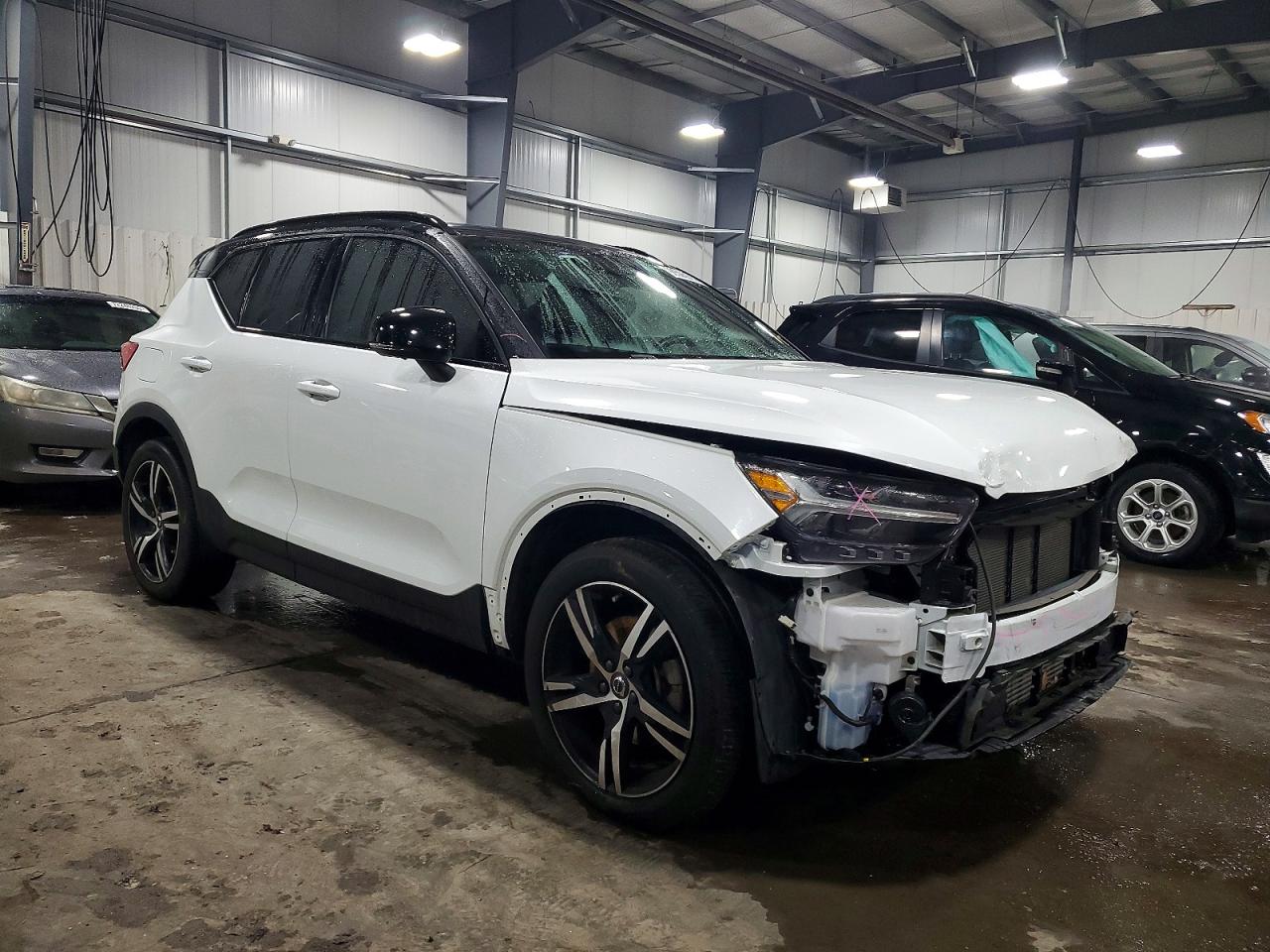 2019 VOLVO XC40 T5 MOMENTUM photo 4