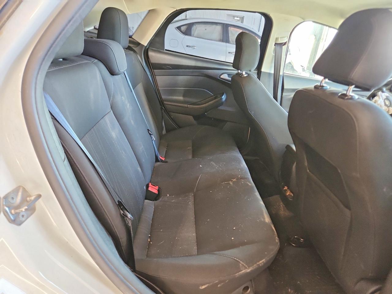 2017 FORD FOCUS SE photo 10