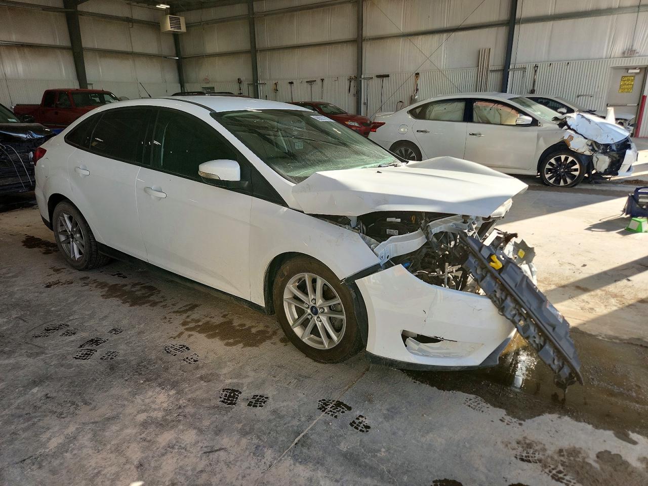 2017 FORD FOCUS SE photo 4