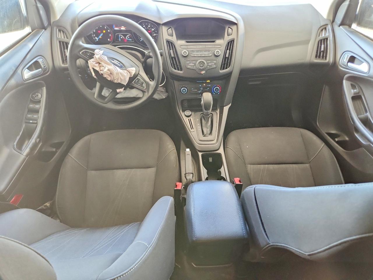 2017 FORD FOCUS SE photo 8