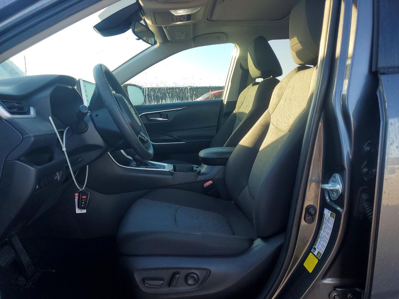 2021 TOYOTA RAV4 XLE photo 7