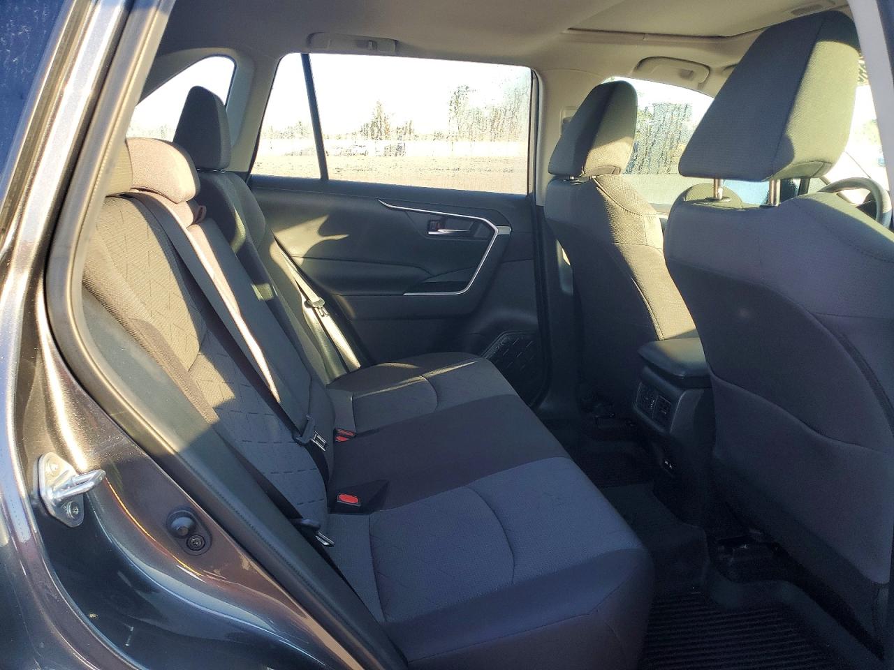 2021 TOYOTA RAV4 XLE photo 11