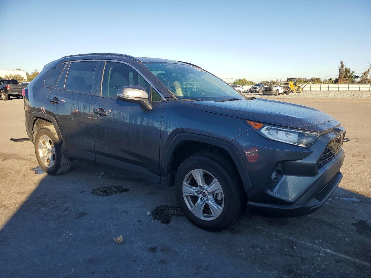 2021 TOYOTA RAV4 XLE photo 4