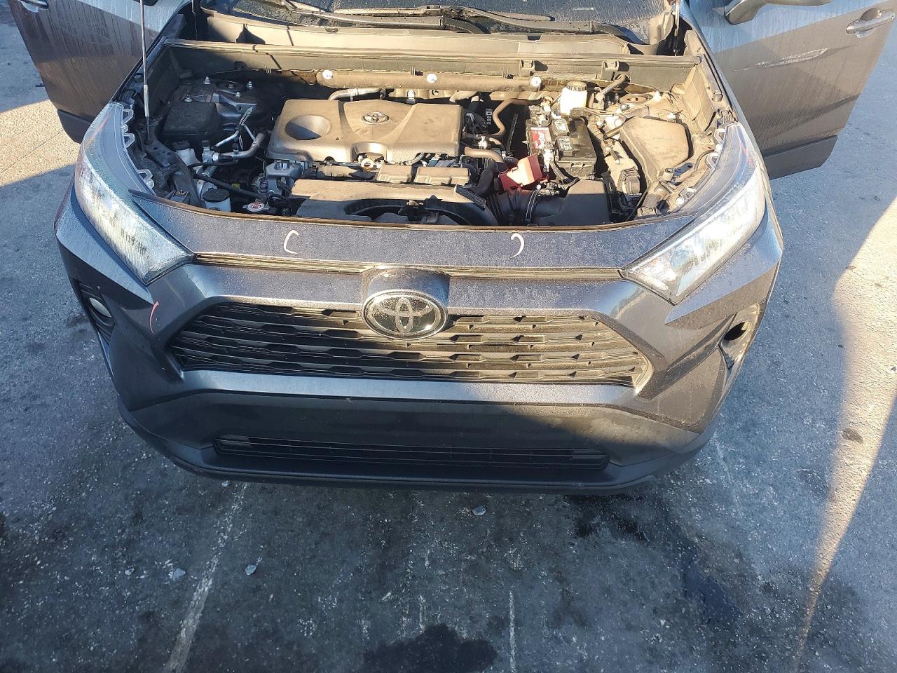 2021 TOYOTA RAV4 XLE photo 12
