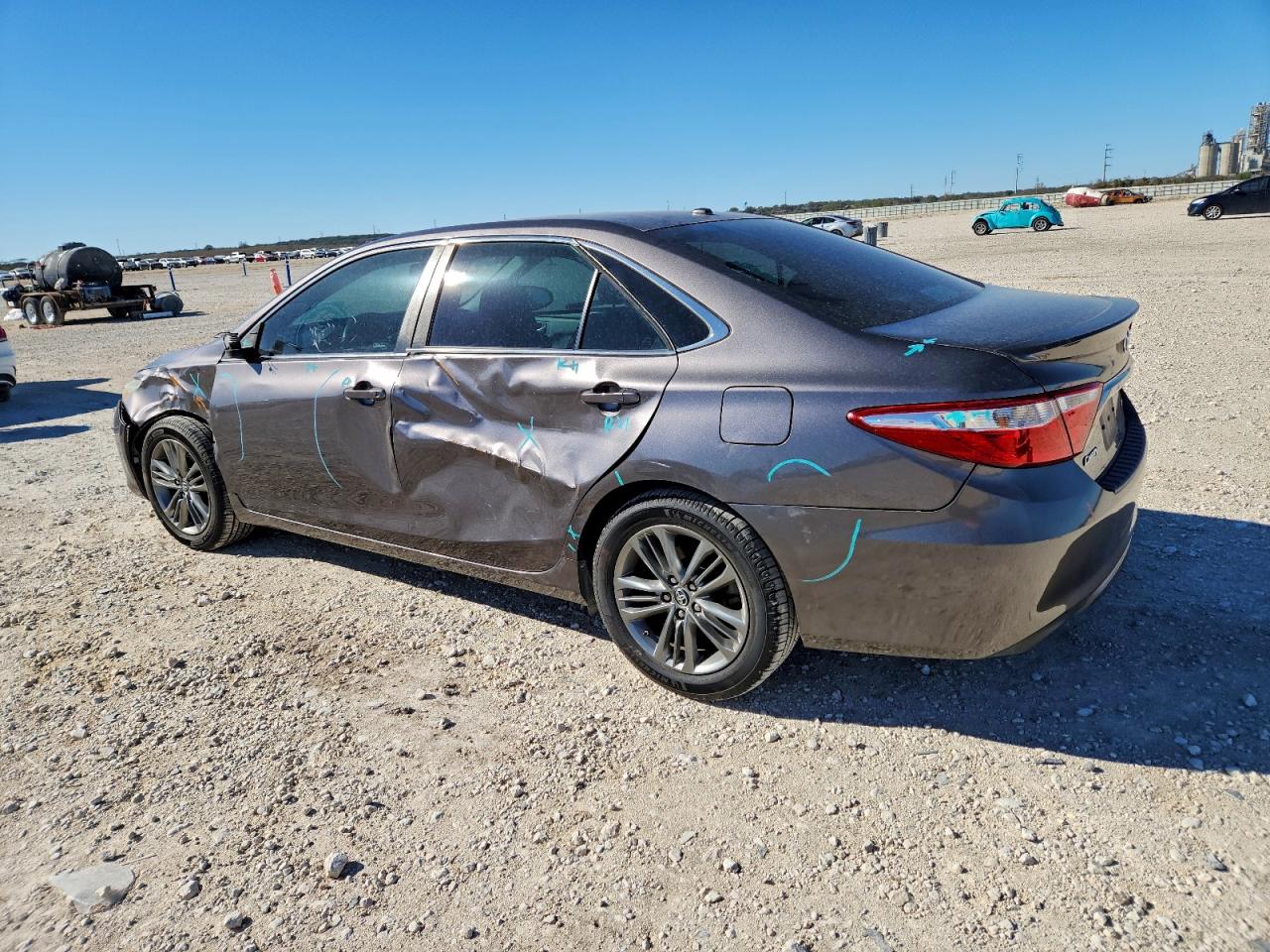 2016 TOYOTA CAMRY LE photo 2