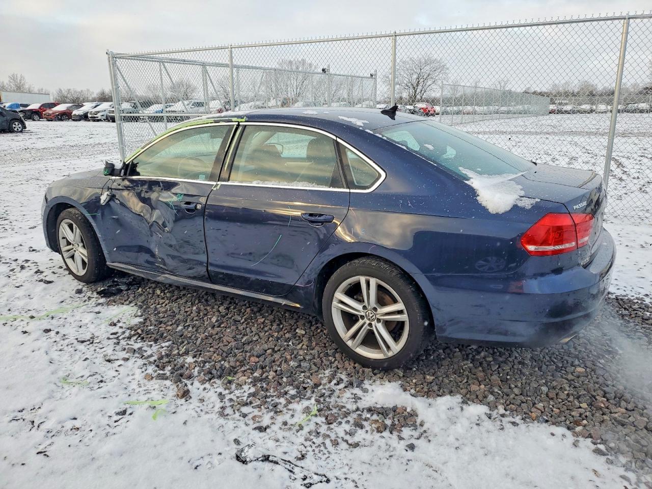 2014 VOLKSWAGEN PASSAT SE photo 2
