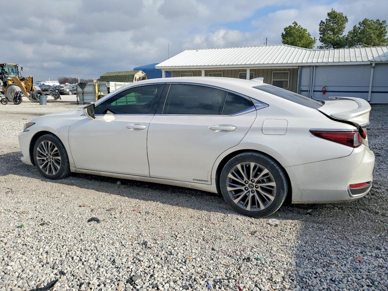 2020 LEXUS ES 300H photo 2