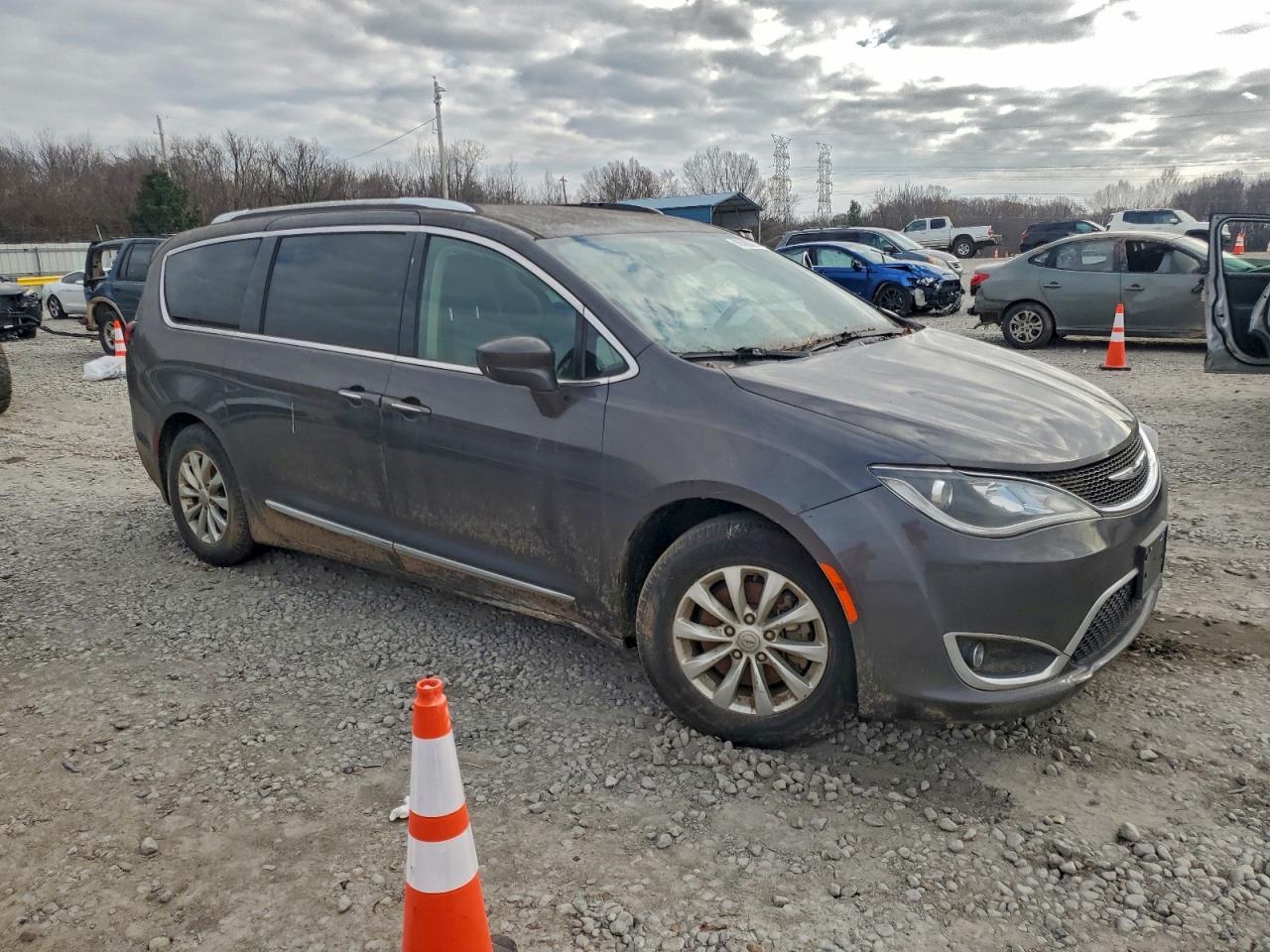 2019 CHRYSLER PACIFICA TOURING L photo 4