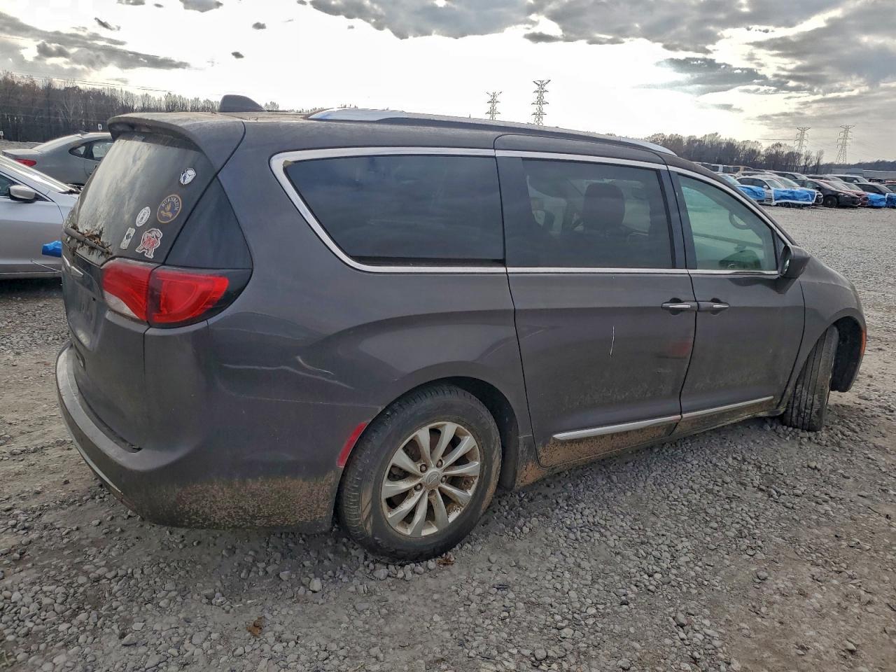 2019 CHRYSLER PACIFICA TOURING L photo 3