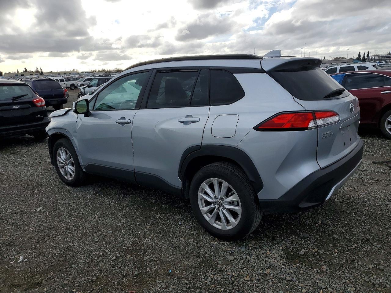 2022 TOYOTA COROLLA CROSS LE photo 2