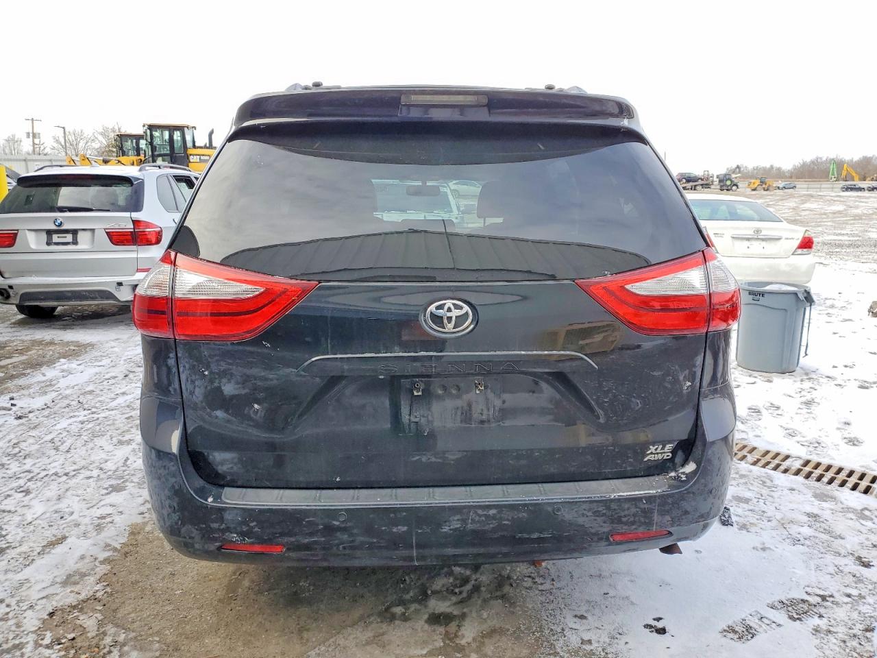 2015 TOYOTA SIENNA XLE photo 6