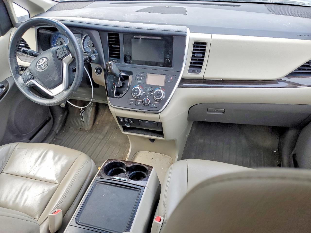 2015 TOYOTA SIENNA XLE photo 8