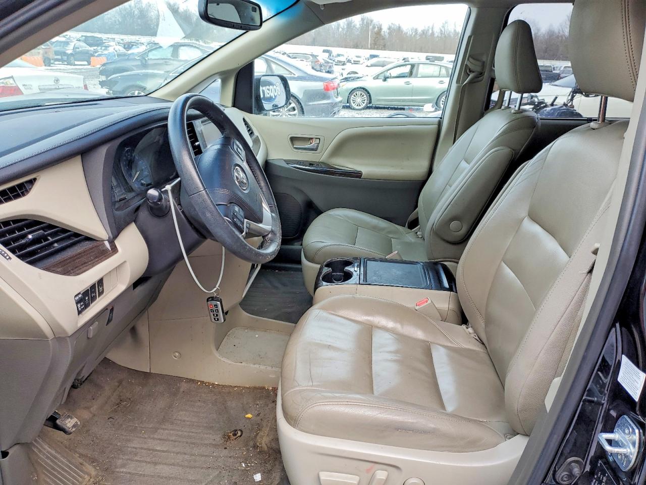 2015 TOYOTA SIENNA XLE photo 7