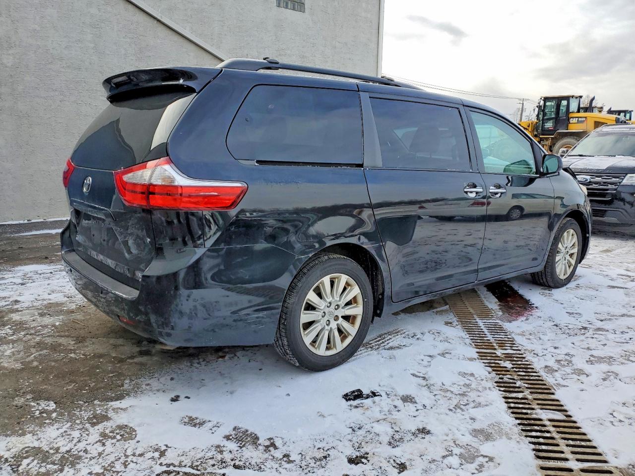2015 TOYOTA SIENNA XLE photo 3
