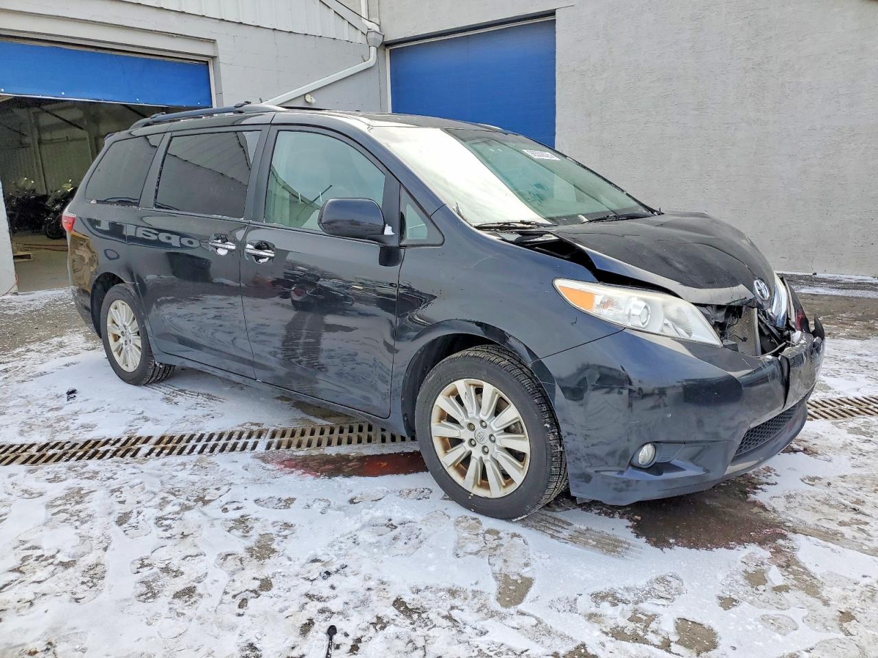 2015 TOYOTA SIENNA XLE photo 4