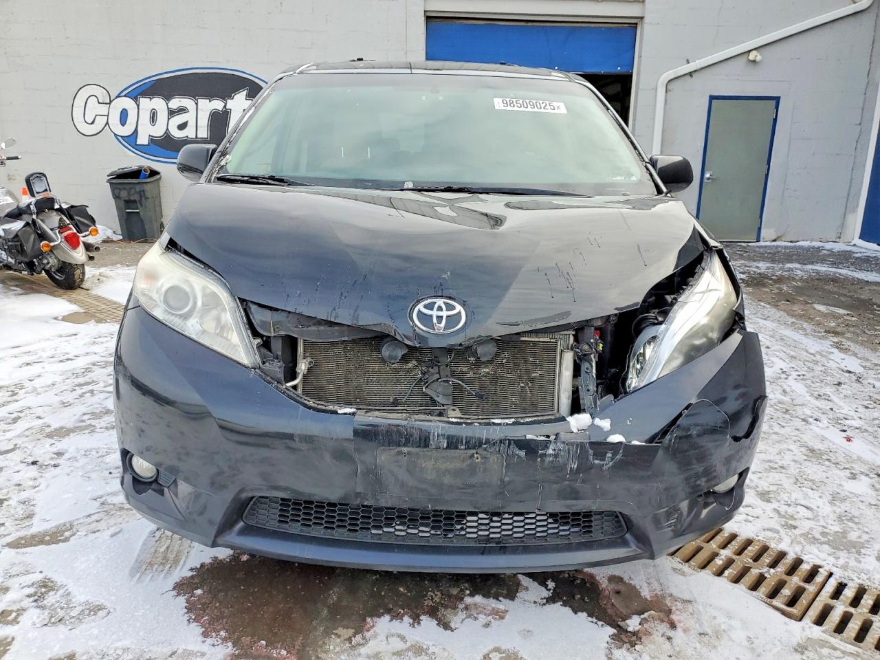2015 TOYOTA SIENNA XLE photo 5