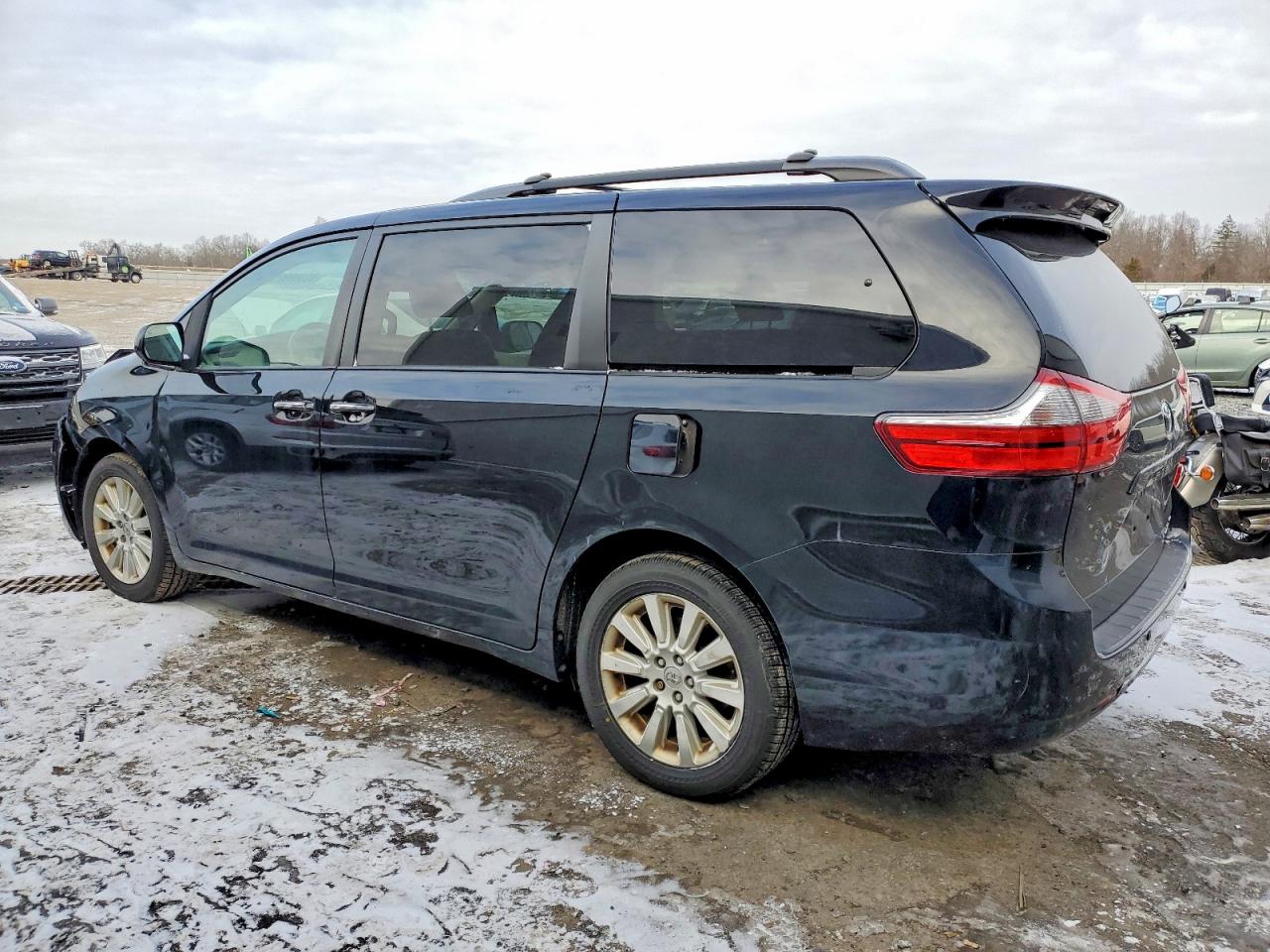 2015 TOYOTA SIENNA XLE photo 2