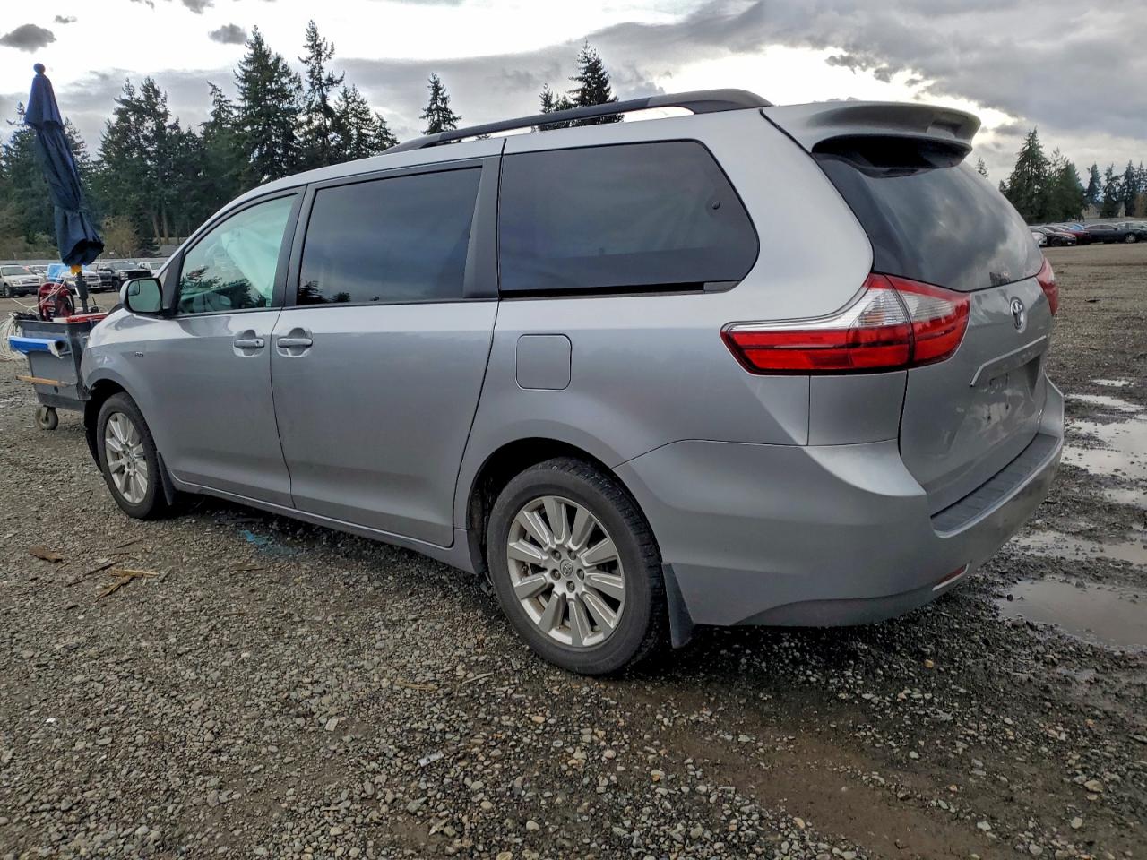 2017 TOYOTA SIENNA LE photo 2