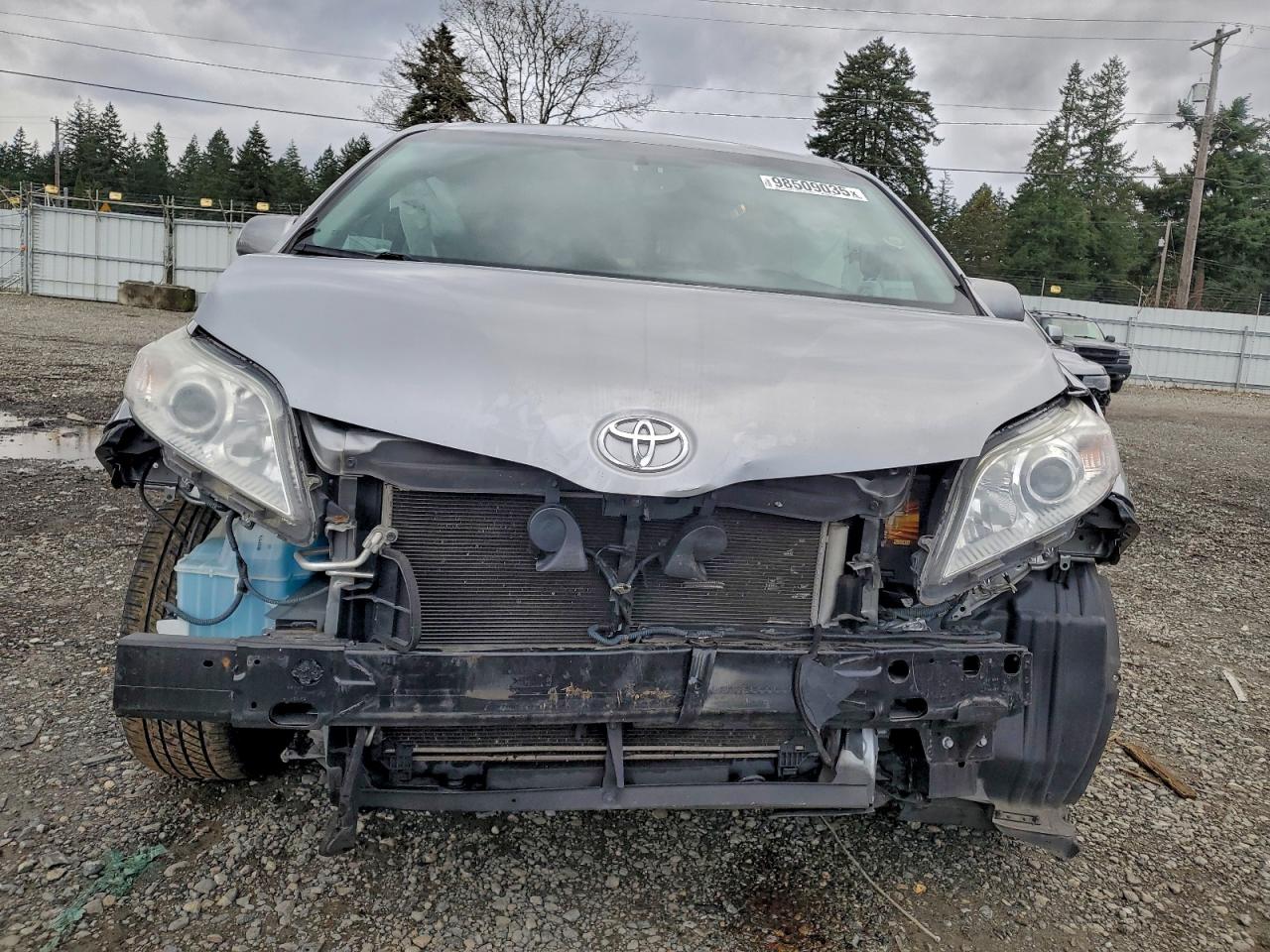 2017 TOYOTA SIENNA LE photo 5