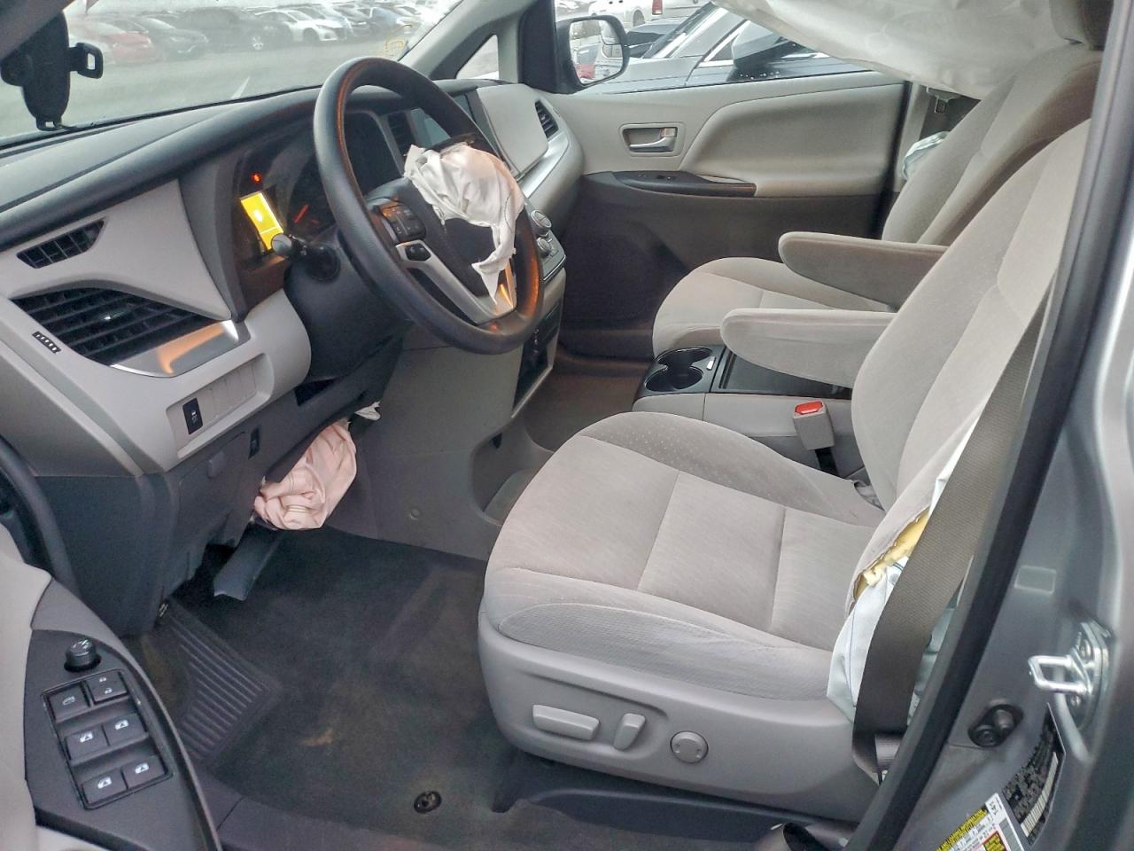 2017 TOYOTA SIENNA LE photo 7