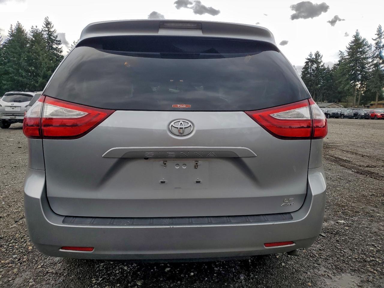 2017 TOYOTA SIENNA LE photo 6