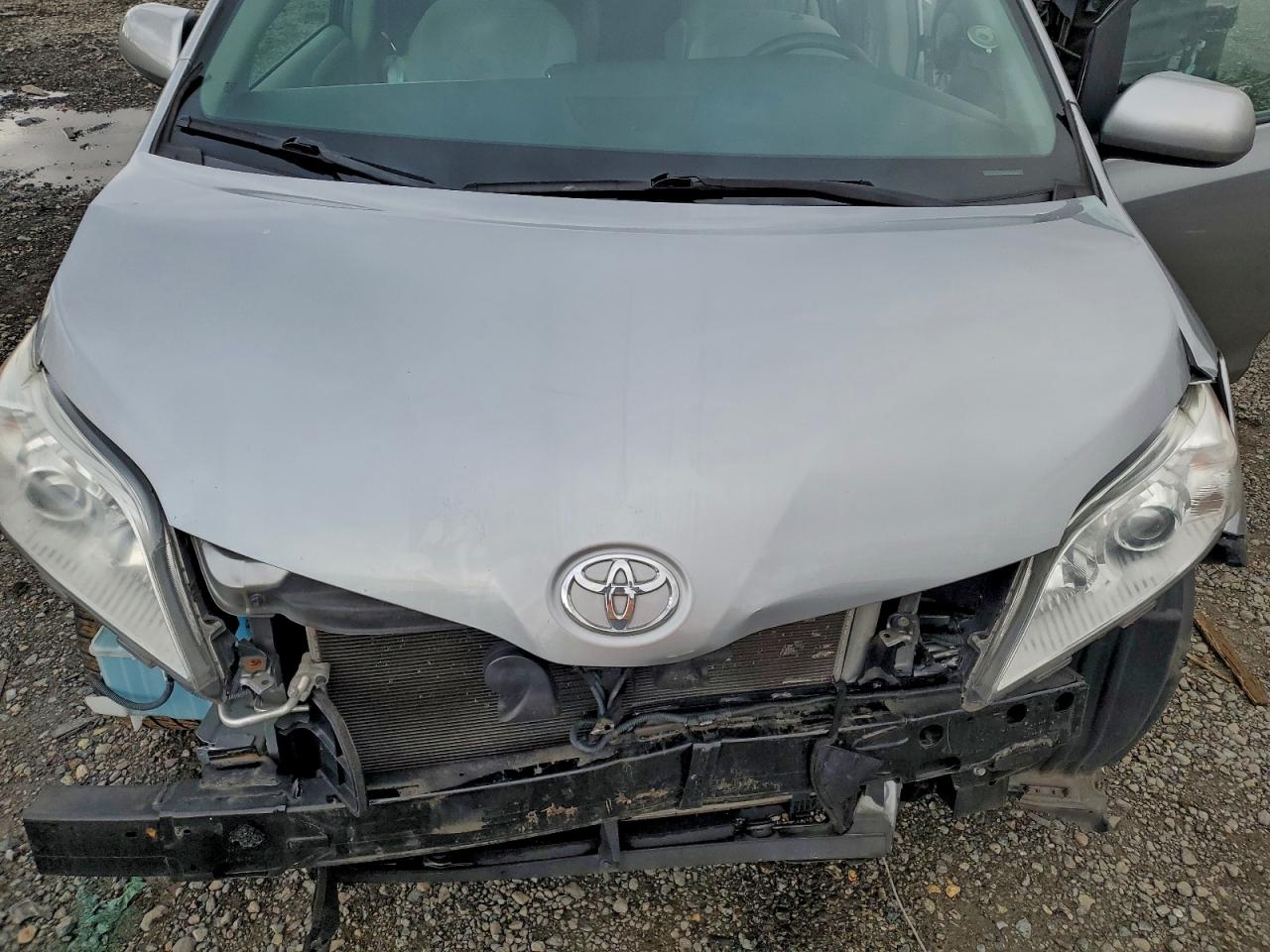 2017 TOYOTA SIENNA LE photo 12