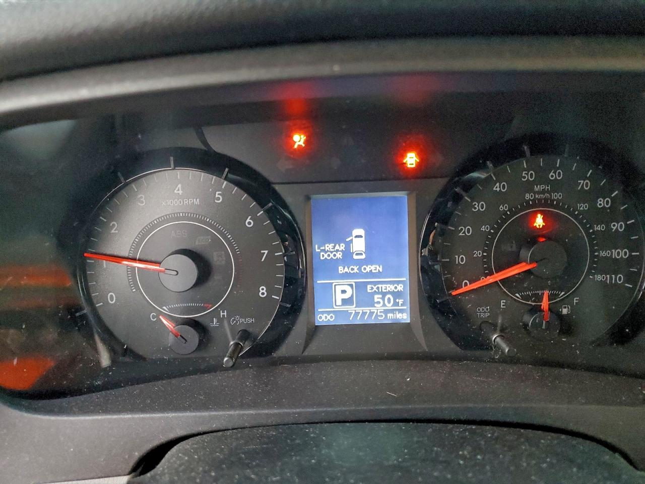 2017 TOYOTA SIENNA LE photo 9