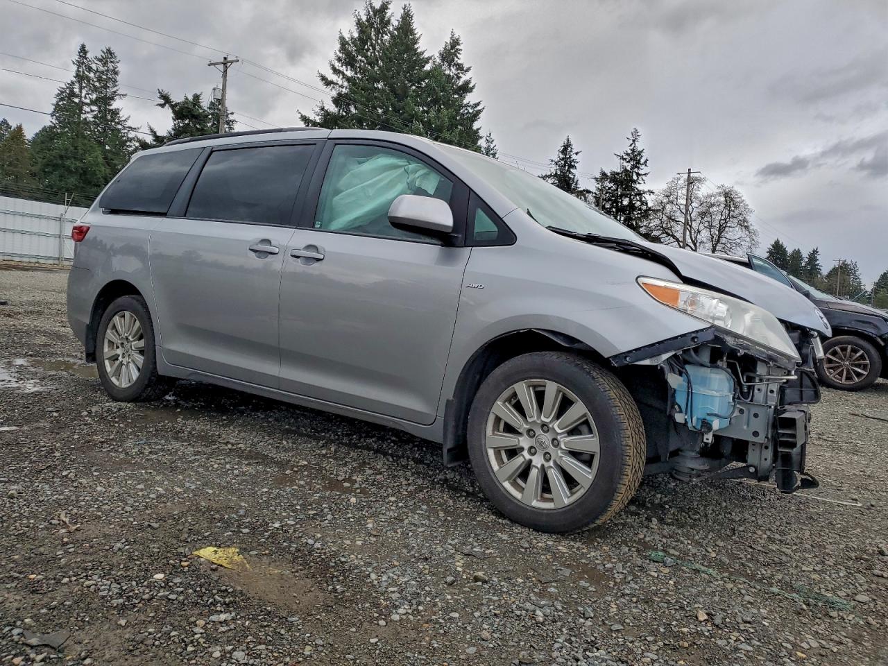 2017 TOYOTA SIENNA LE photo 4
