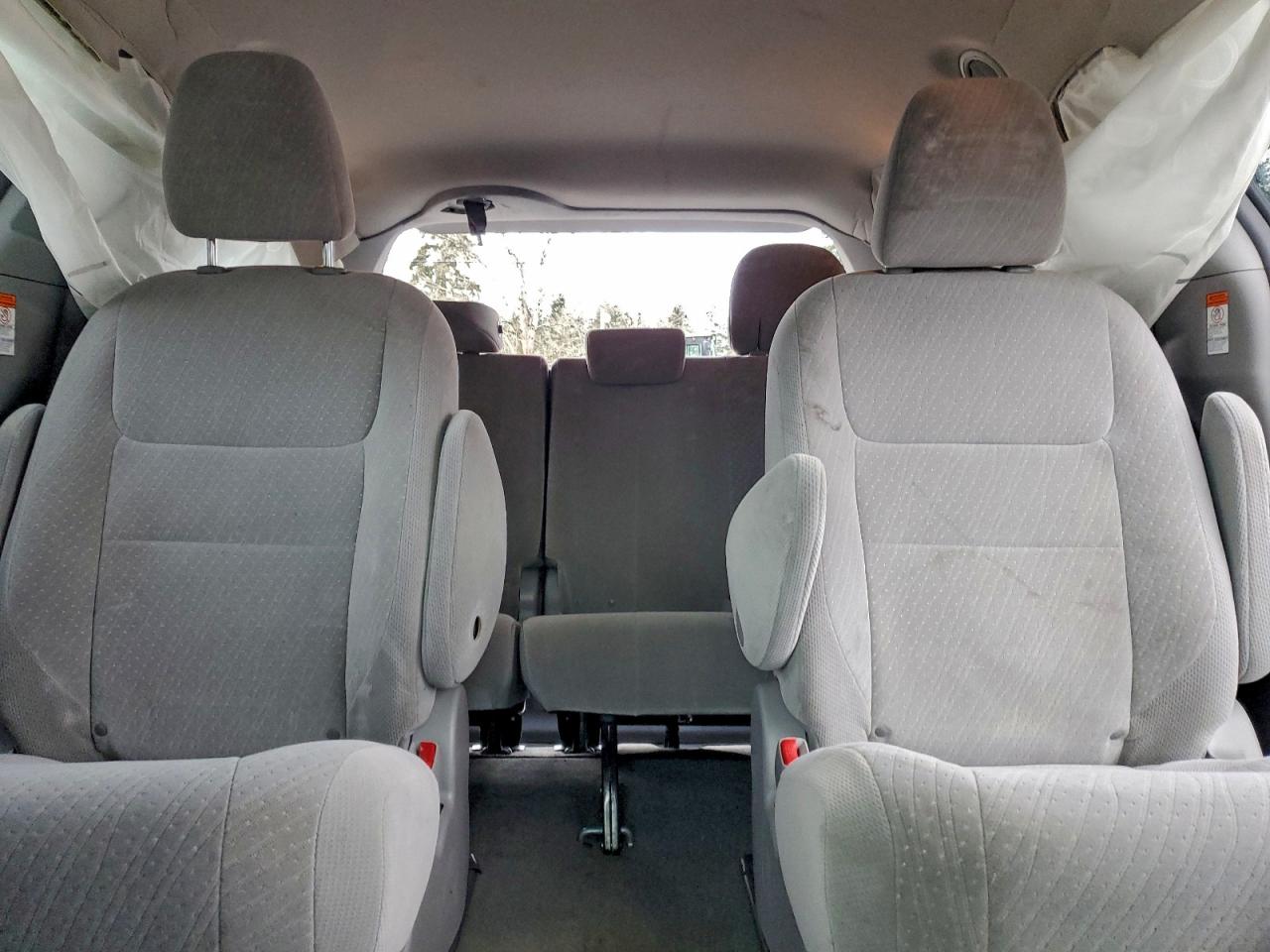 2017 TOYOTA SIENNA LE photo 10