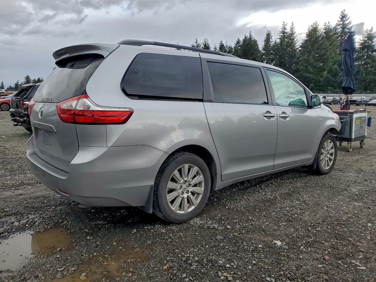 2017 TOYOTA SIENNA LE photo 3