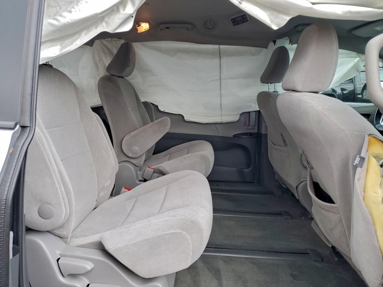 2017 TOYOTA SIENNA LE photo 11